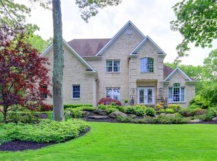 28 Lone Oak Path, Smithtown, NY 11787