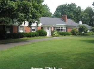 15 Country Ct, Woodbridge, CT 06525