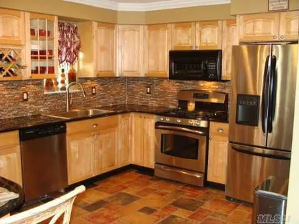 9 Summerfield Cir, Central Islip, NY 11722