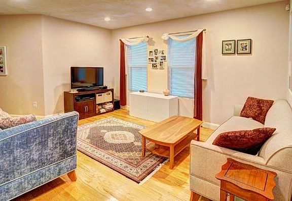 4th image of 147 Trenton St #1