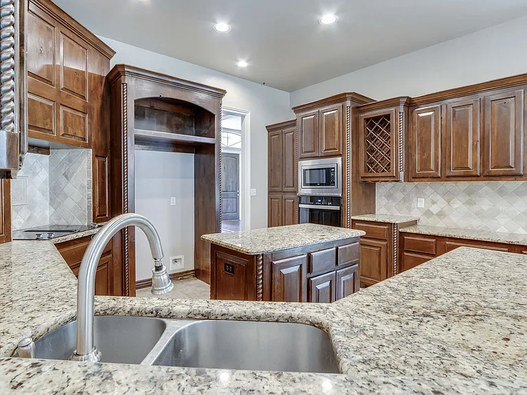 3341 Heritage Green Cir — Photo 24