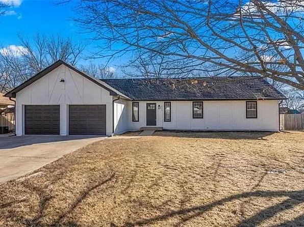 8539 Stearns Rd, Overland Park, KS 66214