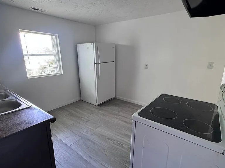 1841 King Ave — Photo 4