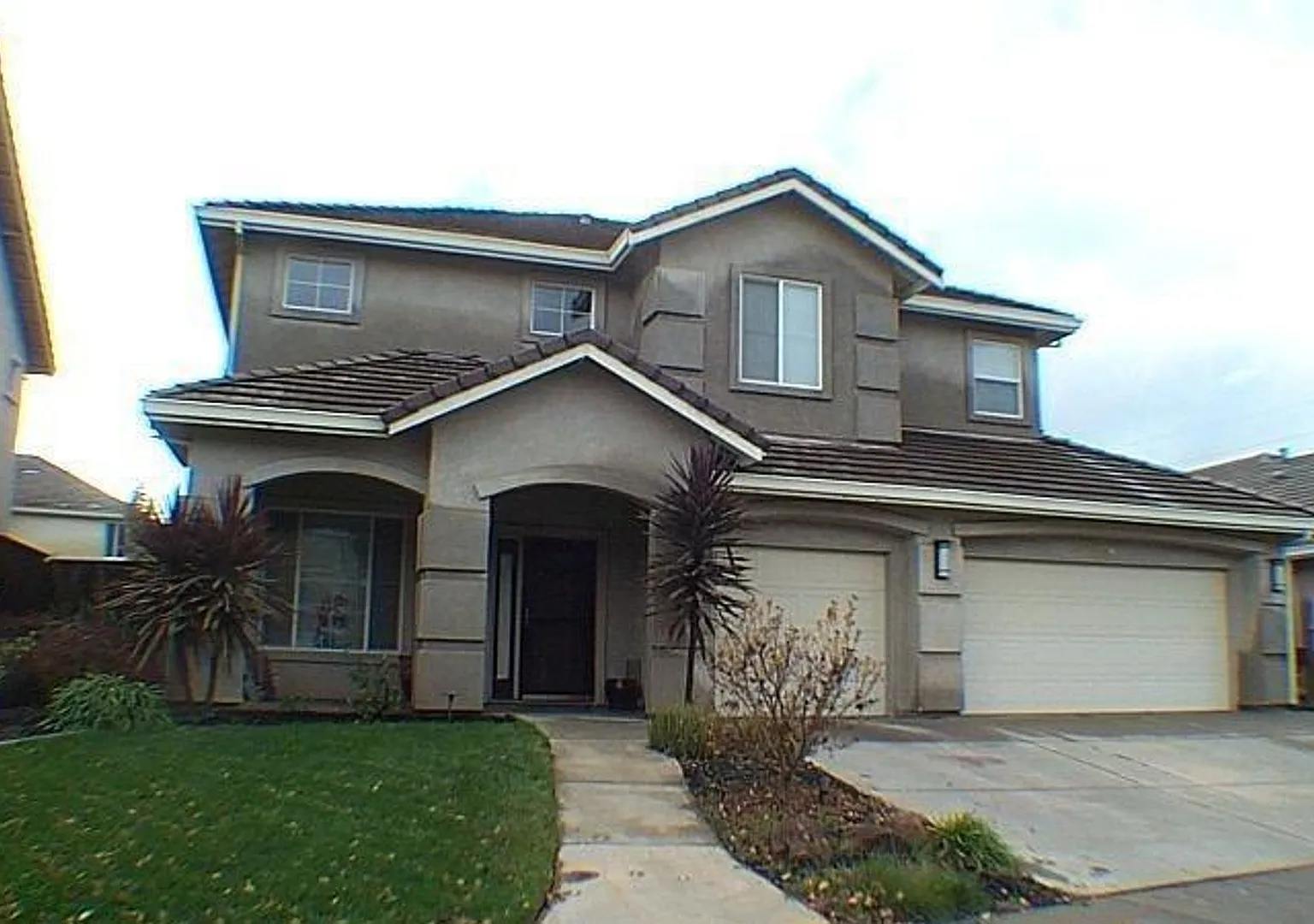 Fantastic 2 Story 4 Bedrooms,2.5 Baths — Photo 2