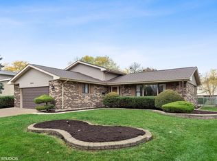 2010 E Crabtree Dr, Arlington Heights, IL 60004