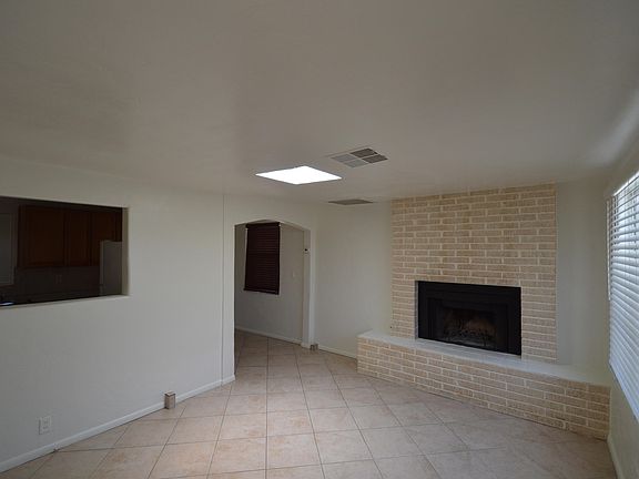 3rd image of 150 W Pennsylvania Dr