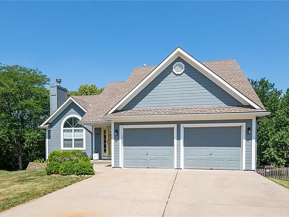 2nd image of 559 Hawthorne Dr