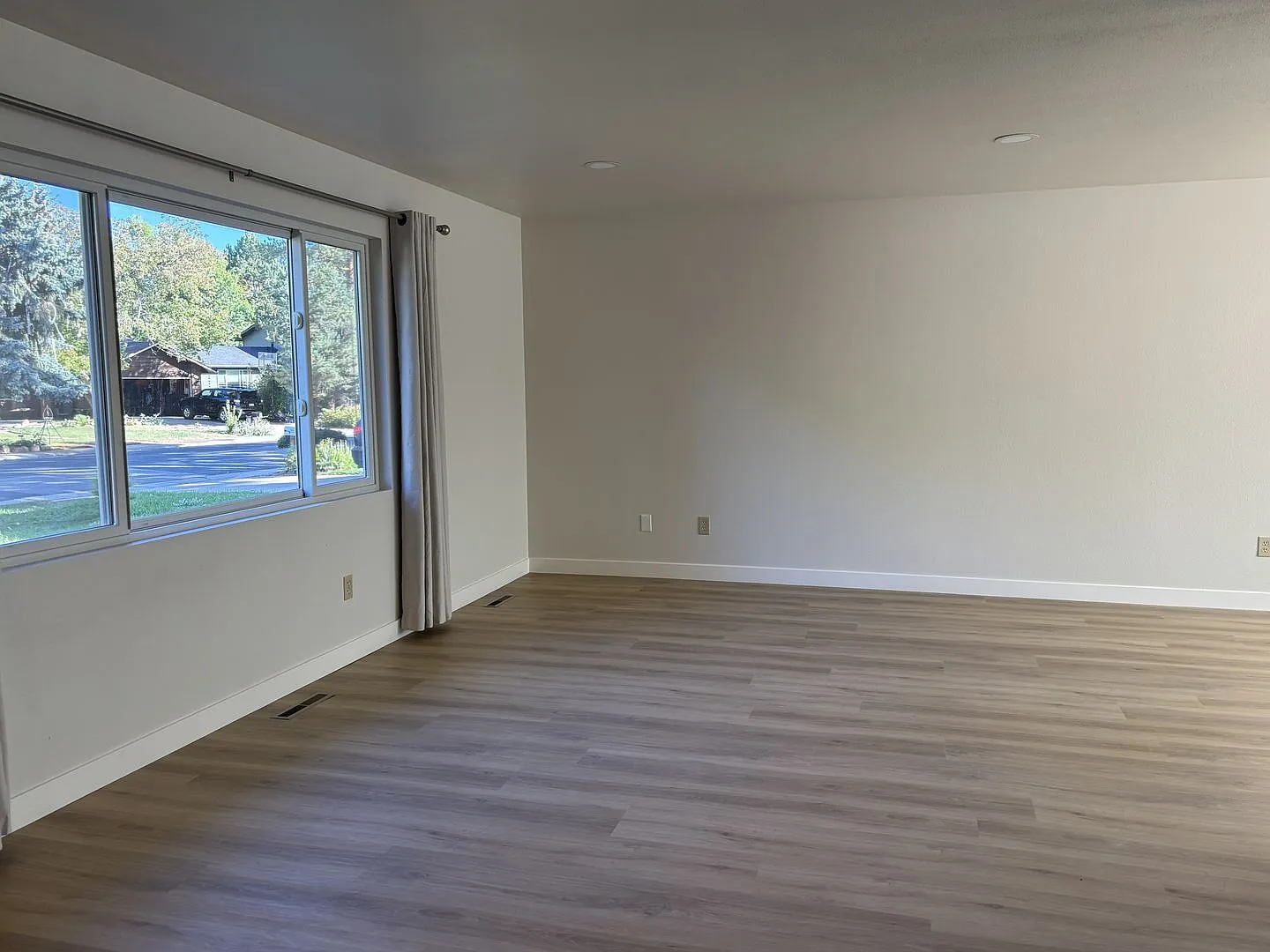 Beautiful 4 Bed, 2.5 Bath Home | Fenced Yard, Fireplace & Community Pool — Photo 2