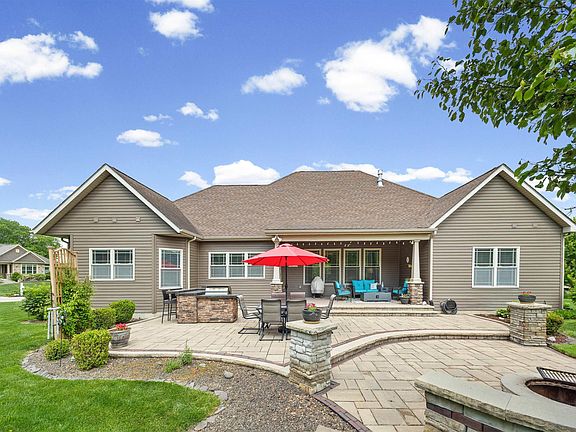 3rd image of 869 Commodores Cir