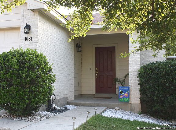 2nd image of 1031 Magnolia Crst
