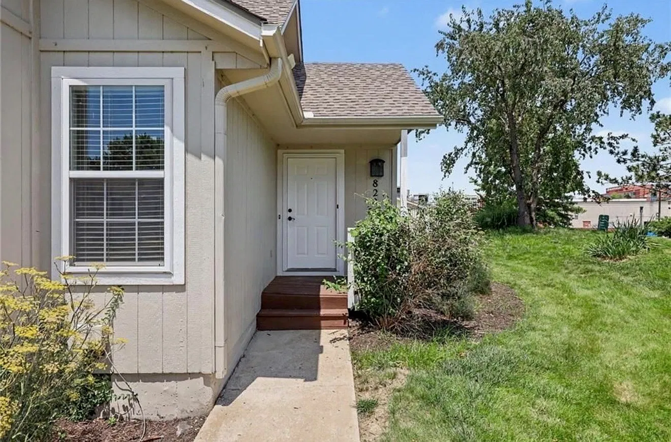 3 bed, 1188 sqft, $2,100 — Photo 1