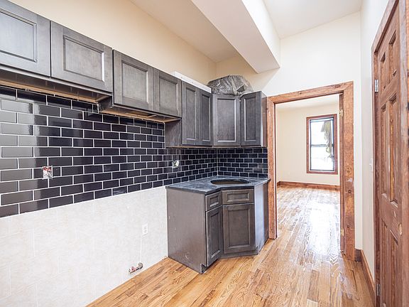 2nd image of 315 Jefferson St APT 4R