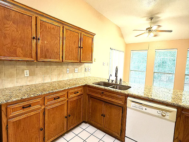 405 Gina Dr — Photo 12
