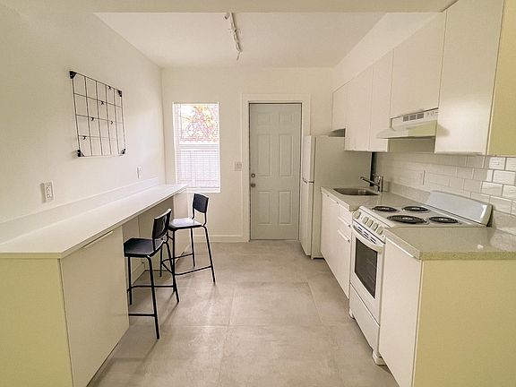3rd image of 780 NE 122nd St APT 4