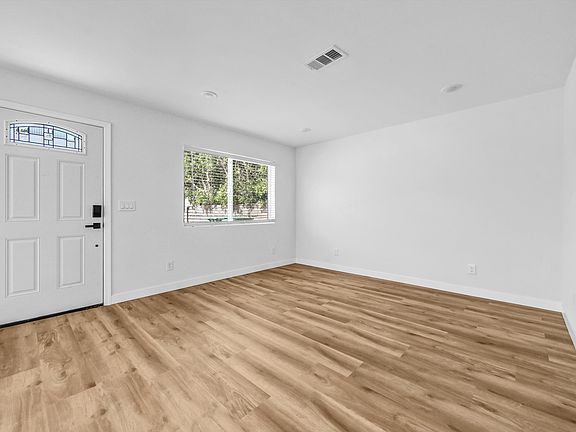 5th image of 13833 Bessemer St