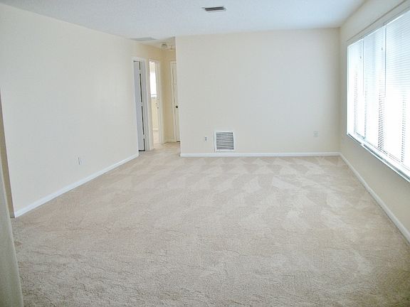 3rd image of 988 Sweetbrier Dr