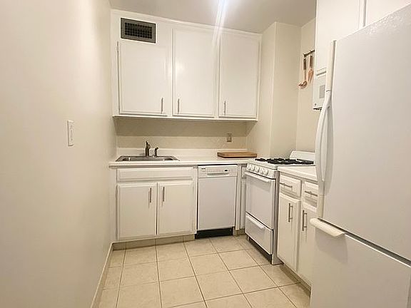 4th image of 305 E 24th St APT 5S
