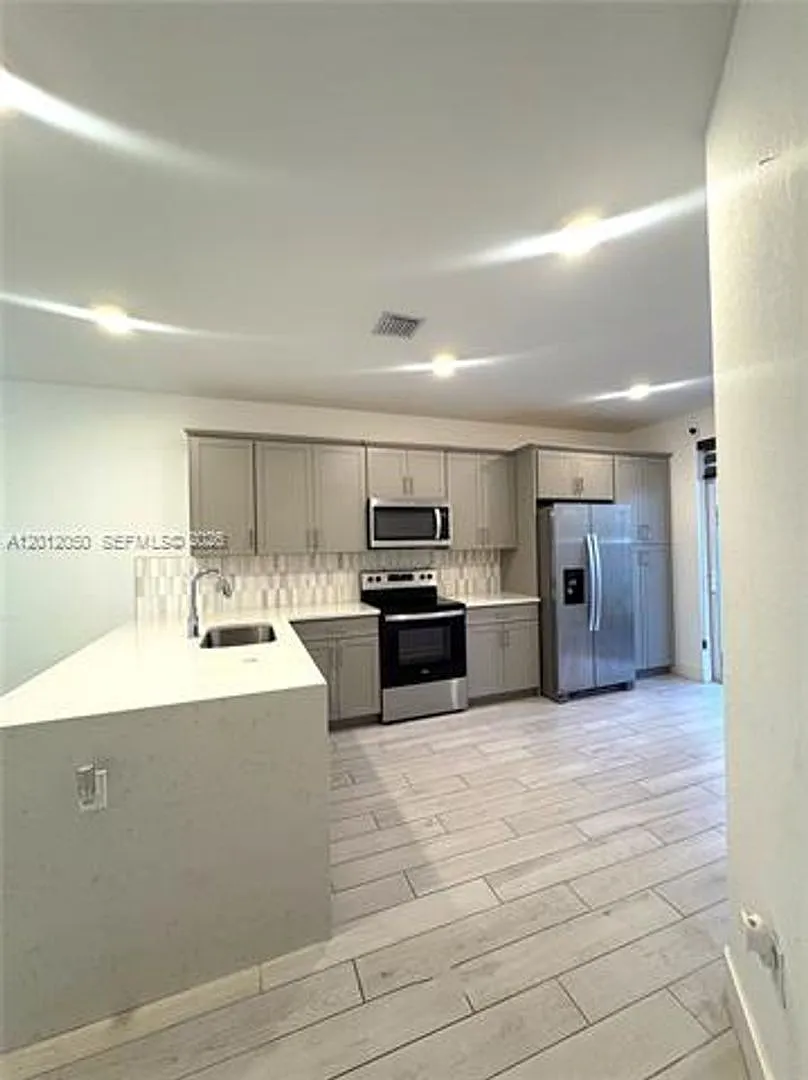 Building Photo - 135 SW 171st Ln
