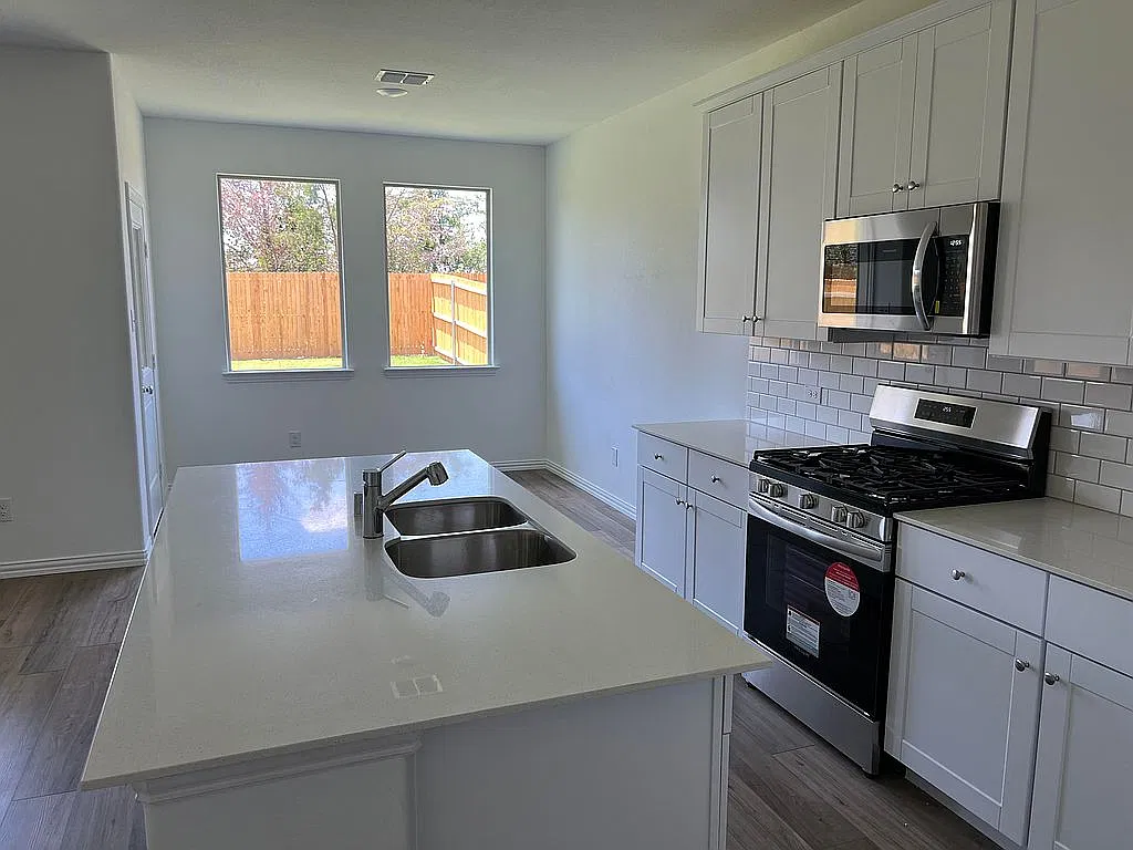 4 bed, 1838 sqft, $2,195 — Photo 2