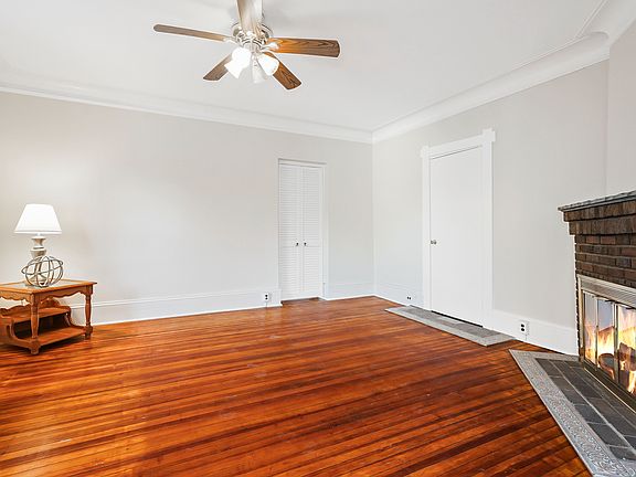 3rd image of 16 E Sunnyside Ln