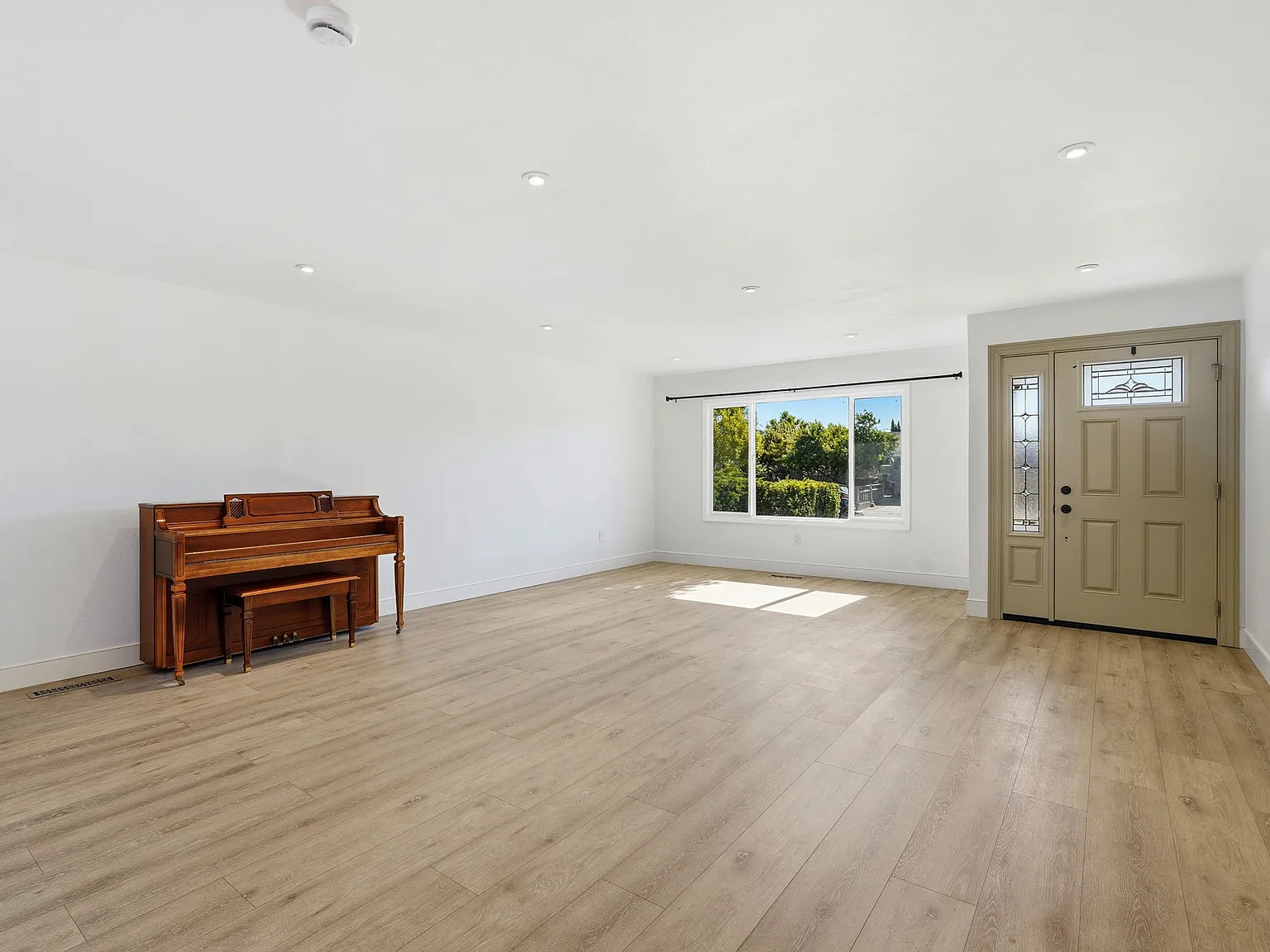 3 bed, 1720 sqft, $4,900 — Photo 4