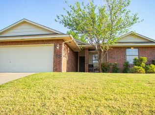 906 Castle Rd, Edmond, OK 73034