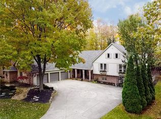 31111 Roxbury Park Dr, Bay Village, OH 44140