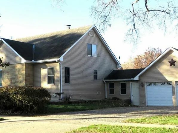 303 7th St, Grundy Center, IA 50638