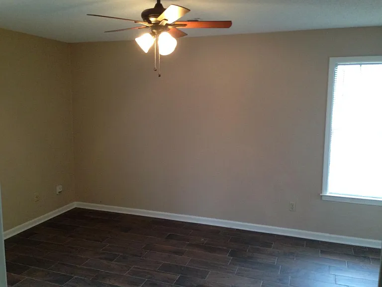 720 Clarington Dr — Photo 2