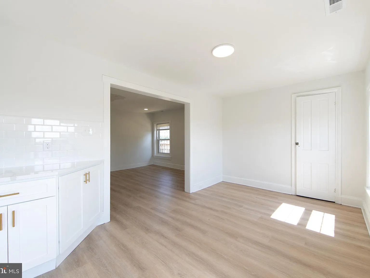 1 bed, 875 sqft, $1,950 — Photo 3
