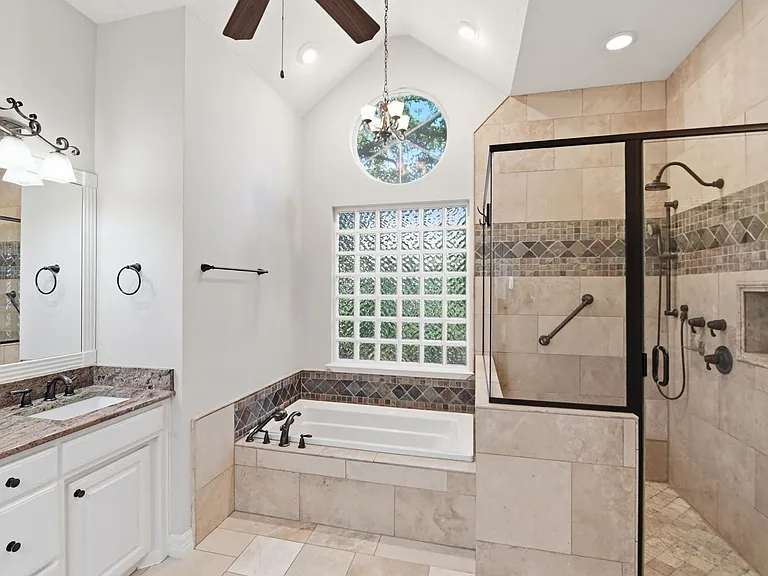 1020 Highland Oaks Dr — Photo 24
