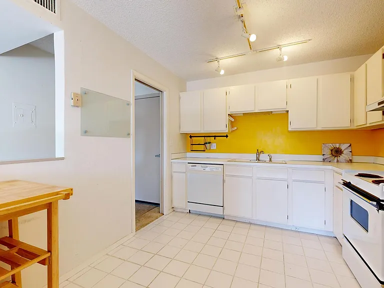 210 W Grant St #204 — Photo 6