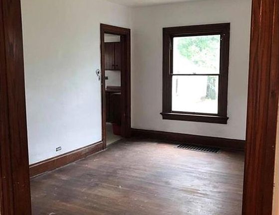 3rd image of 228 Kenwood Ave