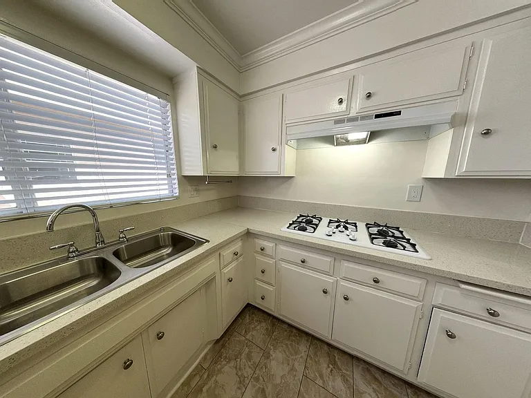 HYW - Hayworth Apts. — Photo 16