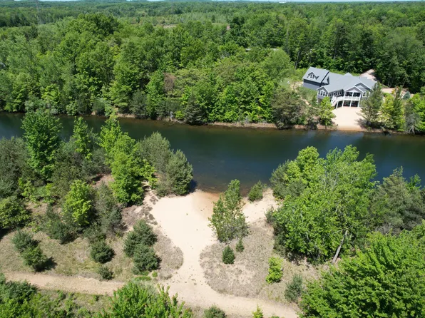 77524 Le Lac Dr, Covert, MI 49043