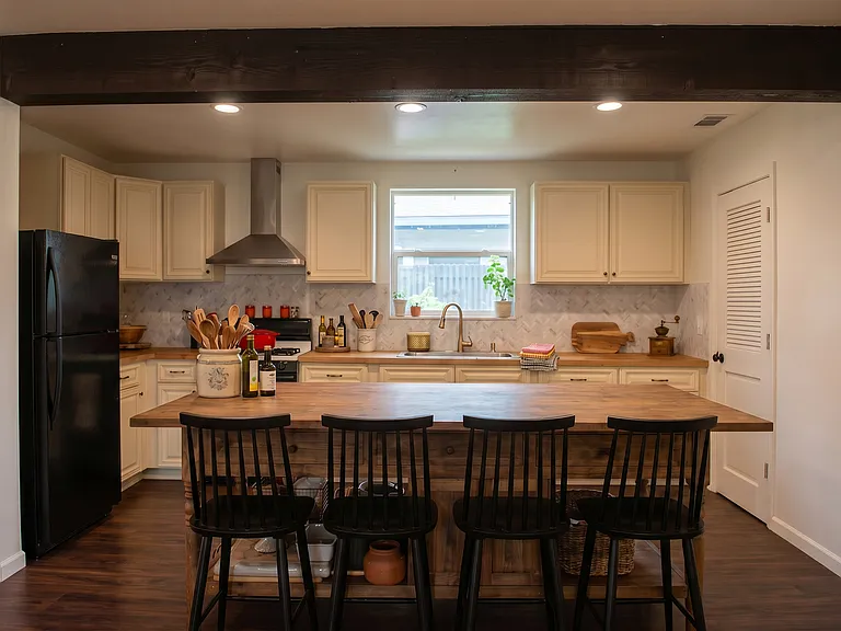 2577 Beaumont St — Photo 3