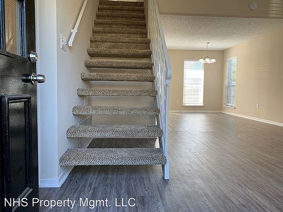 4th image of 500 Saint Charles Dr