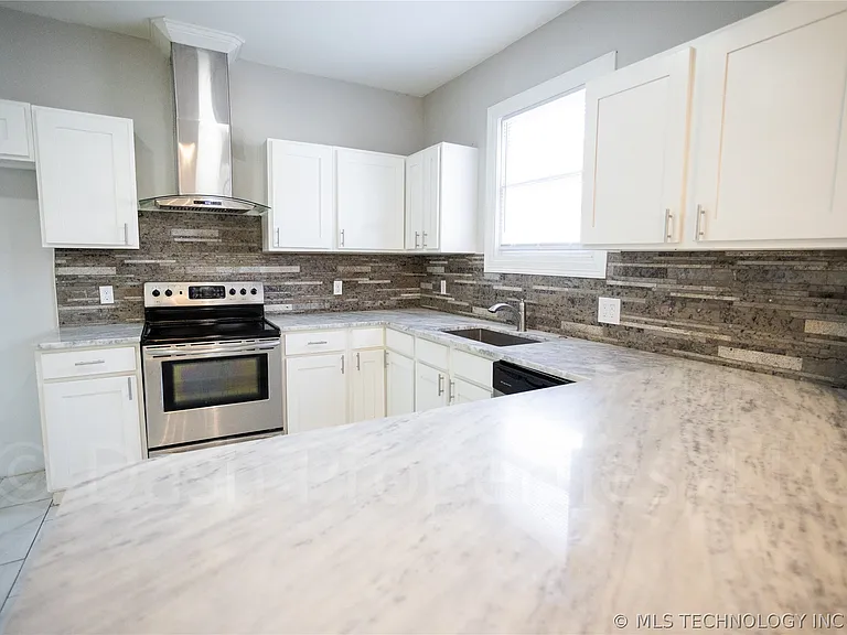 2604 E 7th St S — Photo 15