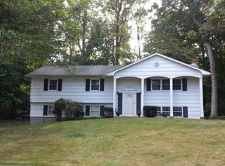 4 Woodchuck Ct W, Norwalk, CT 06854