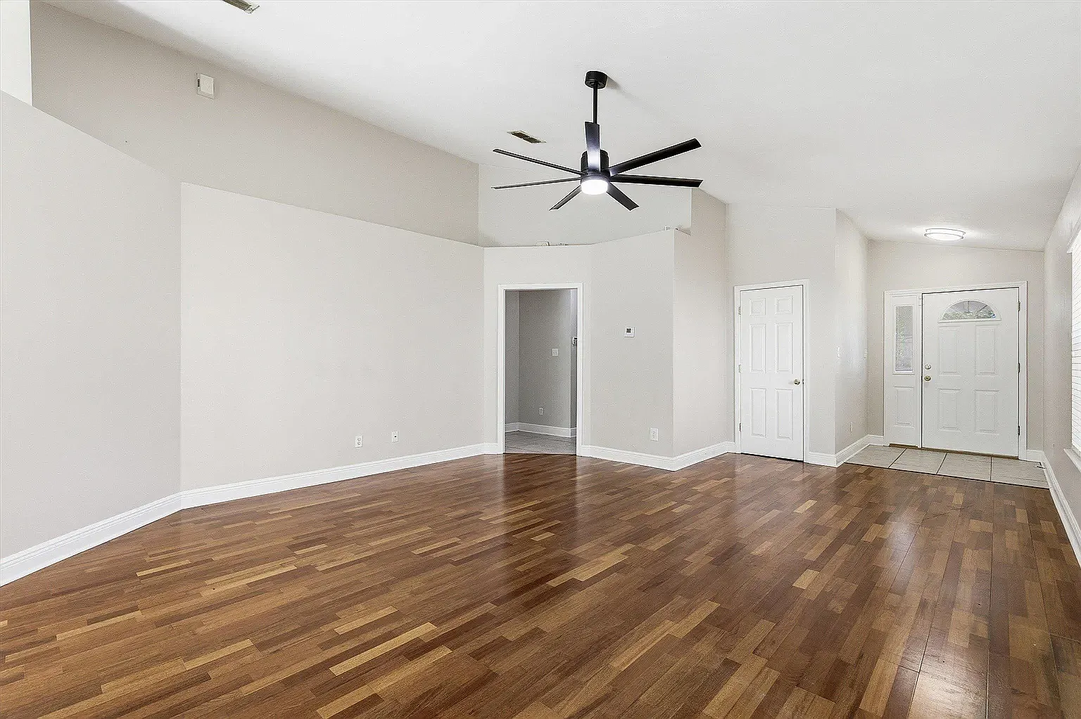 3 bed, 1381 sqft, $2,000 — Photo 2