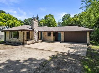 W297N3034 Oakwood Grove Rd, Town Of Delafield, WI 53072