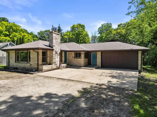 W297N3034 Oakwood Grove ROAD, Pewaukee, WI 53072