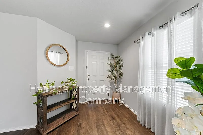 3 bed, 2.0 bath, 2243 sqft, $1,600 — Photo 4