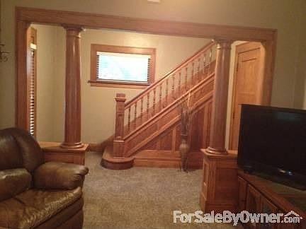 living room oak openstaircase
						:
						ft.door opens to covered wrap around porch,open staircase,newcarpet