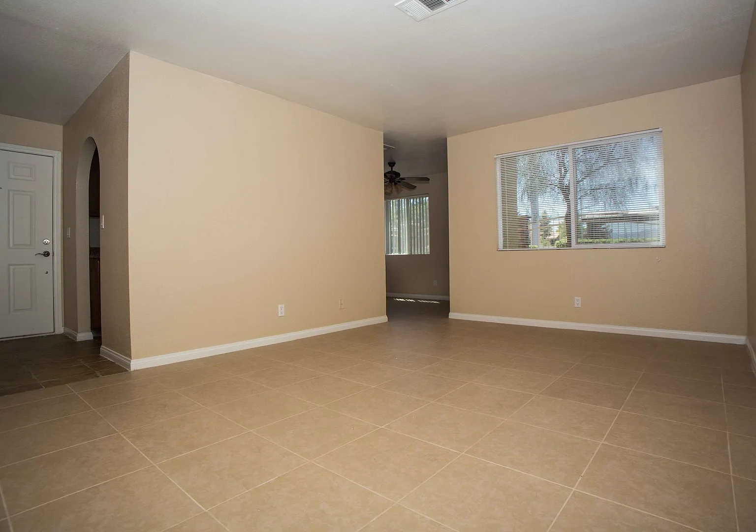 Dazzling 2 Bedroom 2 Bathroom Condo! Call Today! — Photo 4