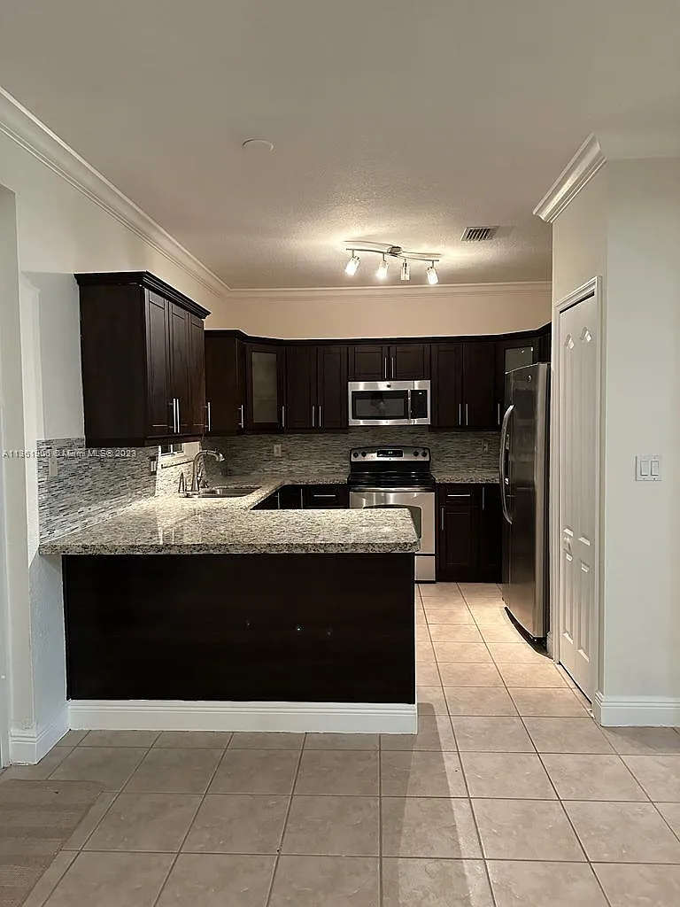15315 SW 9th Way — Photo 4