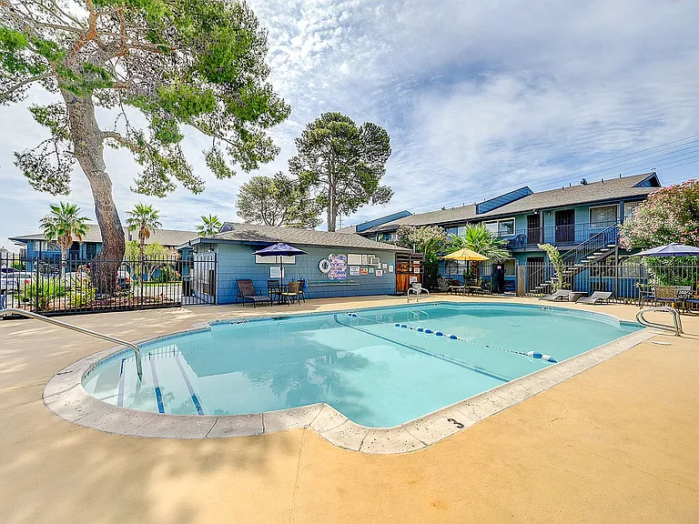 4050_Palos Verdes St-25