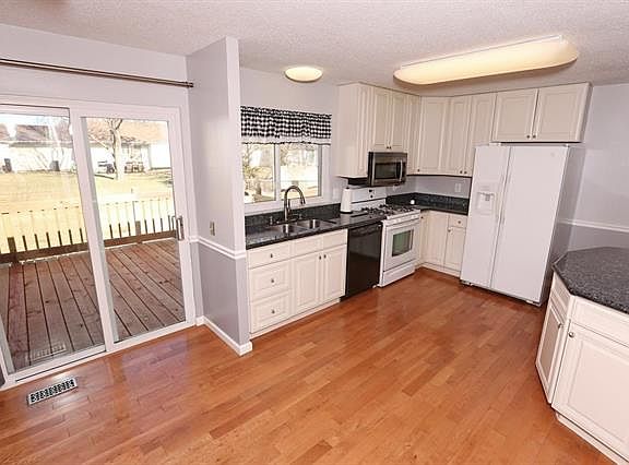 3rd image of 15686 Karsten Dr