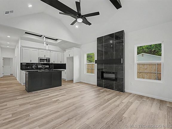 3rd image of 2201 N Lewis Pl
