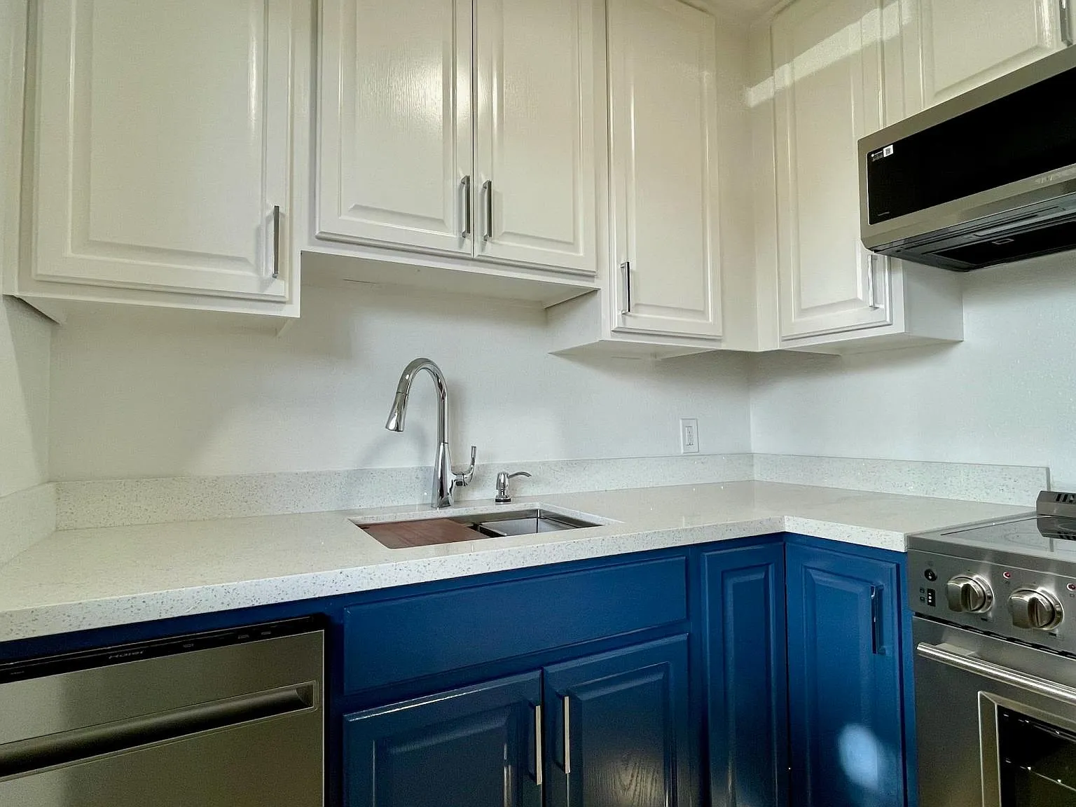 2503 Alma St — Photo 2
